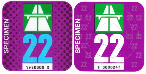 Autobahn Vignette 2022: Sie hat die Grundfarbe «Violett metallic». Die Jahreszahl auf der Klebeseite ist hellblau, jene auf der Vorderseite weiss.