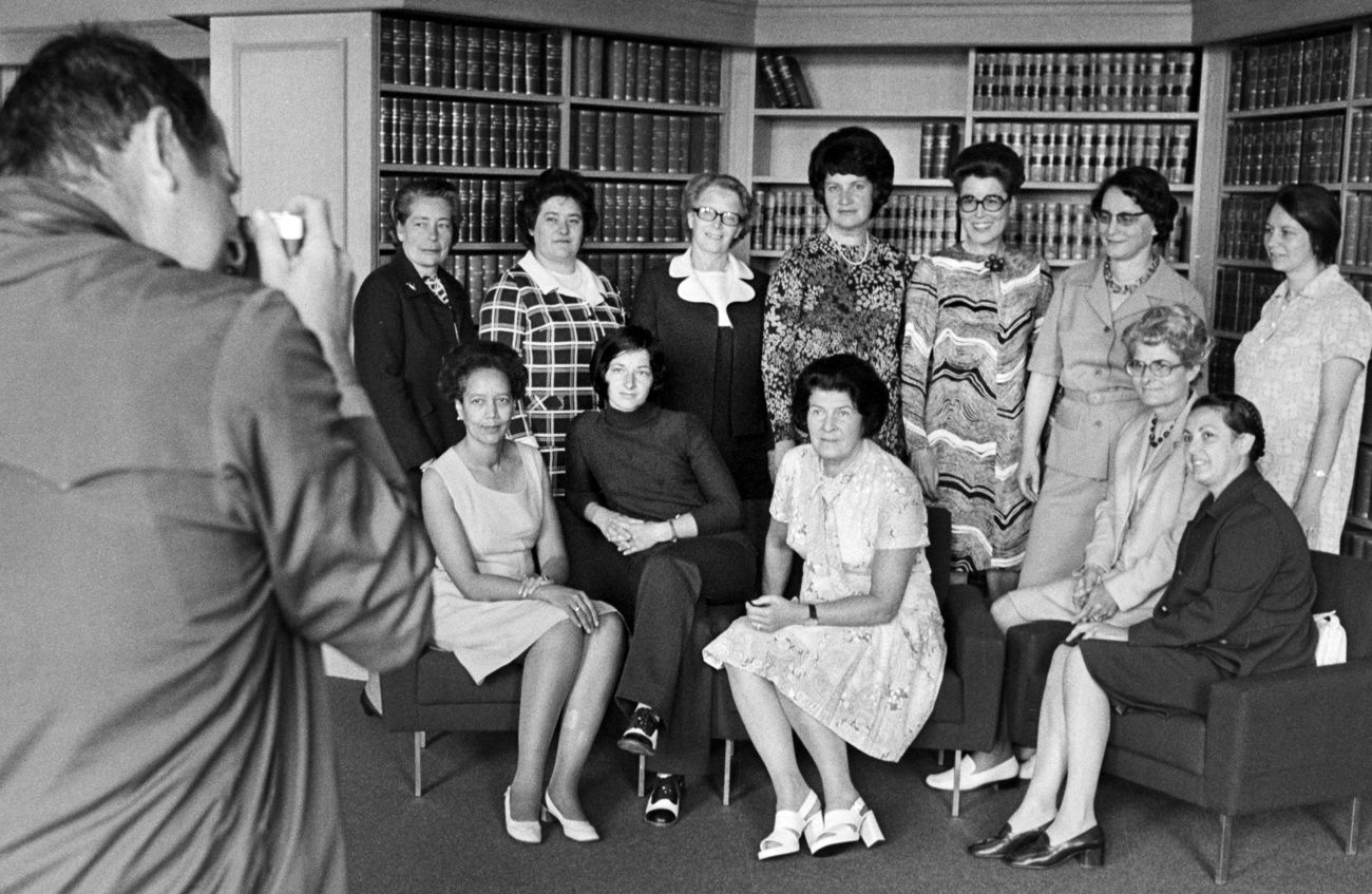 Gruppenbild mit zwölf Damen: Die ersten zehn 1971 gewählten Nationalrätinnen und die im Dezember 1971 und Juni 1972 nachgerückten Nationalrätinnen (Sahlfeld und Meyer) Elisabeth Blunschy, Hedi Lang, Hanny Thalmann, Helen Meyer, Lilian Uchtenhagen, Josi Meier, Hanna Sahlfeld (stehend vlnr), Tilo Frey, Gabrielle Nanchen, Liselotte Spreng, Martha Ribi und Nelly Wicky (sitzend vlnr), aufgenommen im Juli 1972. (KEYSTONE/Str)
