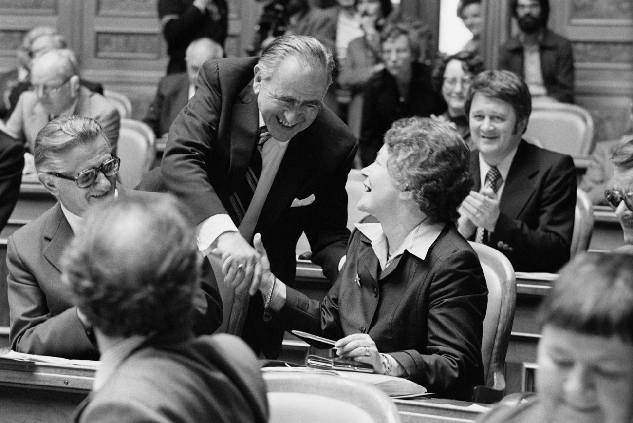 Nationalrat August Albrecht gratuliert am 2. Mai 1977 der neugewählten Nationalratspräsidentin Elisabeth Blunschy zu ihrer Wahl. Die Schwyzer CVP-Politikerin Elisabeth Blunschy wurde erste Nationalratspräsidentin und damit höchste Schweizerin. (KEYSTONE/Str)