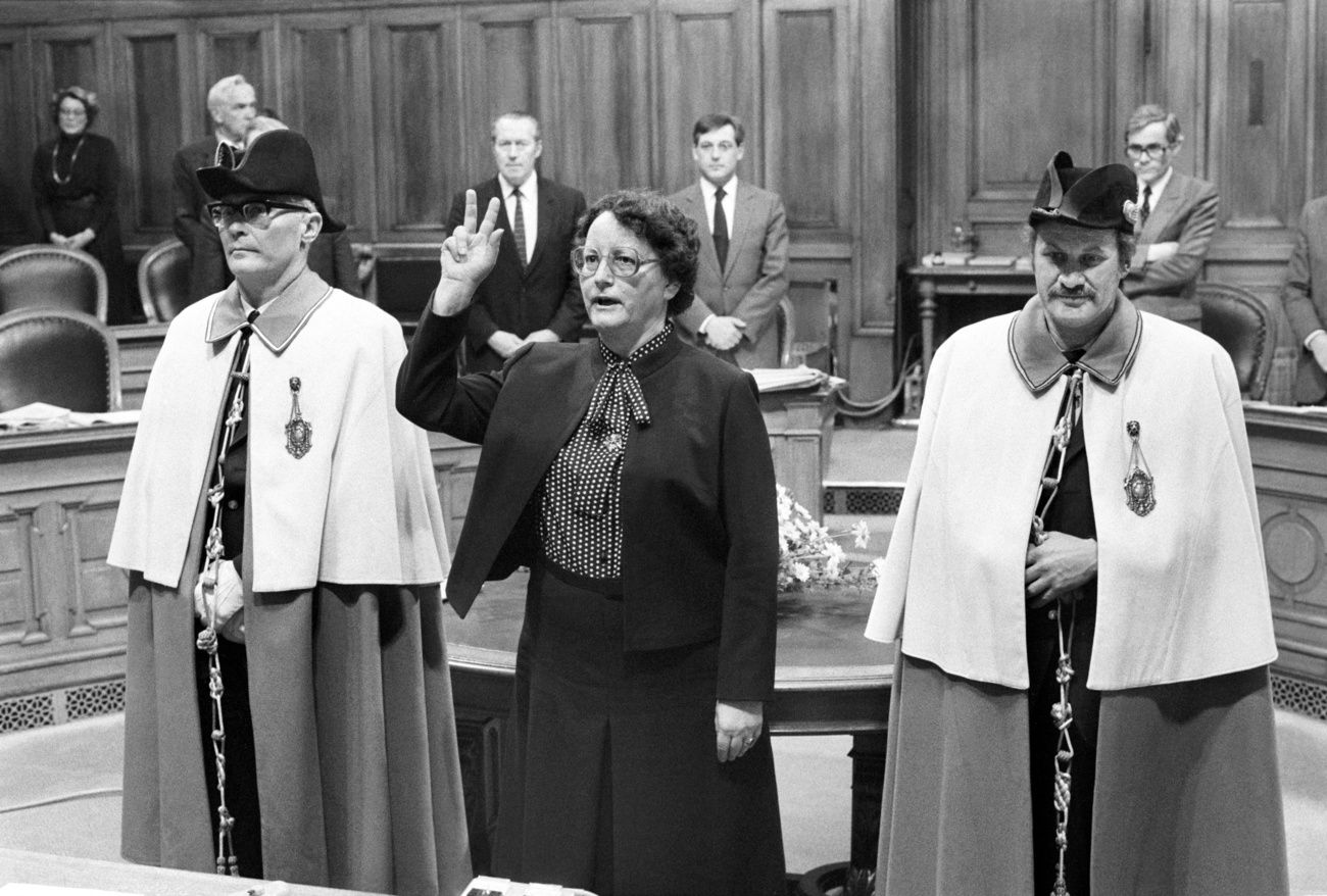 Die Luzerner Ständerätin Josi Meier (1926-2006) erhebt während ihrer Vereidigung am 15. März 1984 im Bundeshaus die Hand zum Schwur. Die CVP-Parlamentarierin wurde 1971 als eine der ersten Frauen in den Nationalrat gewählt. 1992 präsidierte sie als erste Frau den Ständerat. Als legendär gelten ihre Worte an der Frauensession 1991: «Erst heute begreife ich jene Männer, die mir am Anfang meiner Karriere sagten, die Frau gehöre ins Haus. Recht hatten sie. Die Frauen gehören ins Gemeindehaus, ins Ratshaus, ins Bundeshaus». (KEYSTONE/Str)