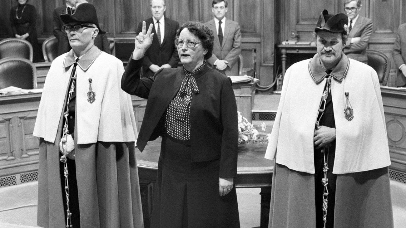Die Luzerner Ständerätin Josi Meier (1926-2006) erhebt während ihrer Vereidigung an Frühlingsession am 15. März 1984 im Bundeshaus in Bern die Hand zum Schwur. Die CVP-Parlamentarierin wurde 1971 als eine der ersten Frauen in den Nationalrat gewählt. 1992 präsidierte sie als erste Frau den Ständerat.&nbsp;Als legendär gelten ihre Worte an der Frauensession 1991: «Erst heute begreife ich jene Männer, die mir am Anfang meiner Karriere sagten, die Frau gehöre ins Haus. Recht hatten sie. Die Frauen gehören ins Gemeindehaus, ins Ratshaus, ins Bundeshaus». (KEYSTONE/Str)&nbsp;