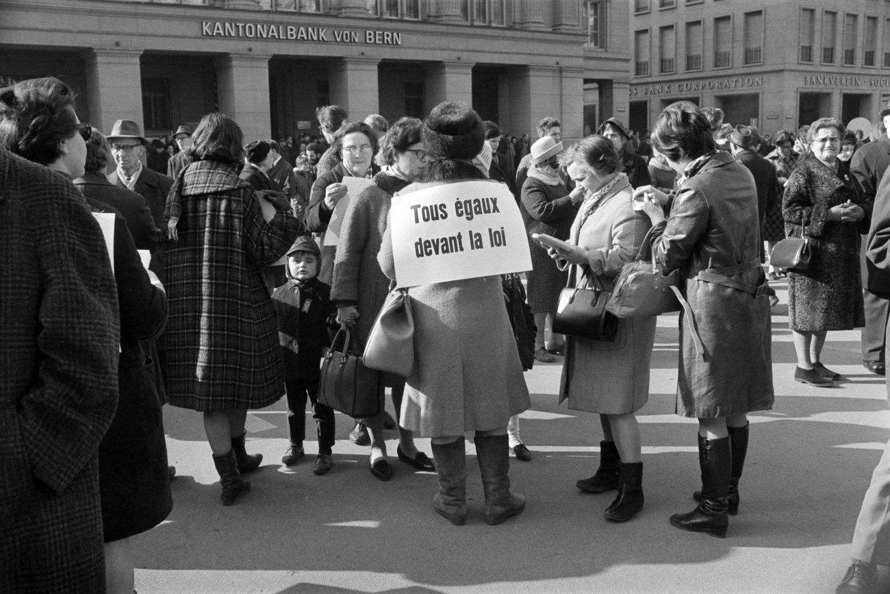 Auf dem Bundesplatz in Bern demonstrierten am 1. März 1969 mehrere tausend Frauen und unterstützende Männer für das Frauenstimmrecht und gegen die Unterzeichnung der europäischen Menschenrechtskonvention mit Vorbehalten. (KEYSTONE/PHOTOPRESS-ARCHIV/Widmer)