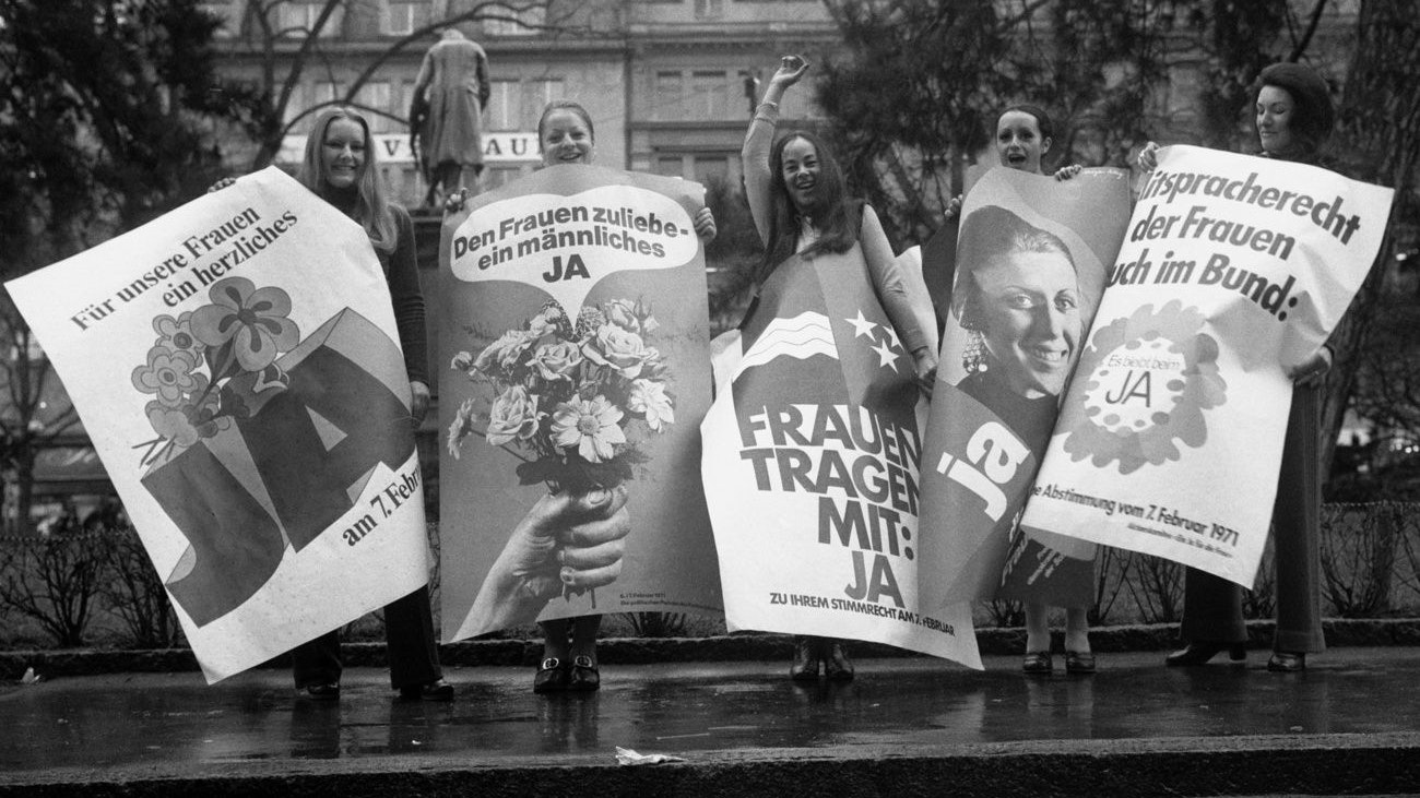 Befürworterinnen des Frauenstimmrechts posieren am 26. Januar im Vorfeld der nationalen Abstimmung vom 7. Februar 1971 zum Frauenstimmrecht auf Bundesebene mit Ja-Plakaten in Zuerich, Schweiz. (KEYSTONE/Str)